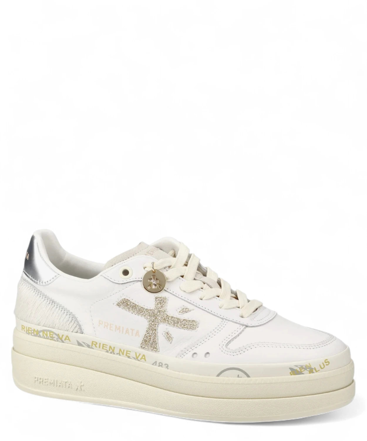 Scarpa Premiata Micol 7750 platform con tomaia bianca, dettagli glitterati e intersuola con scritte iconiche, perfetta per look moderni e casual.