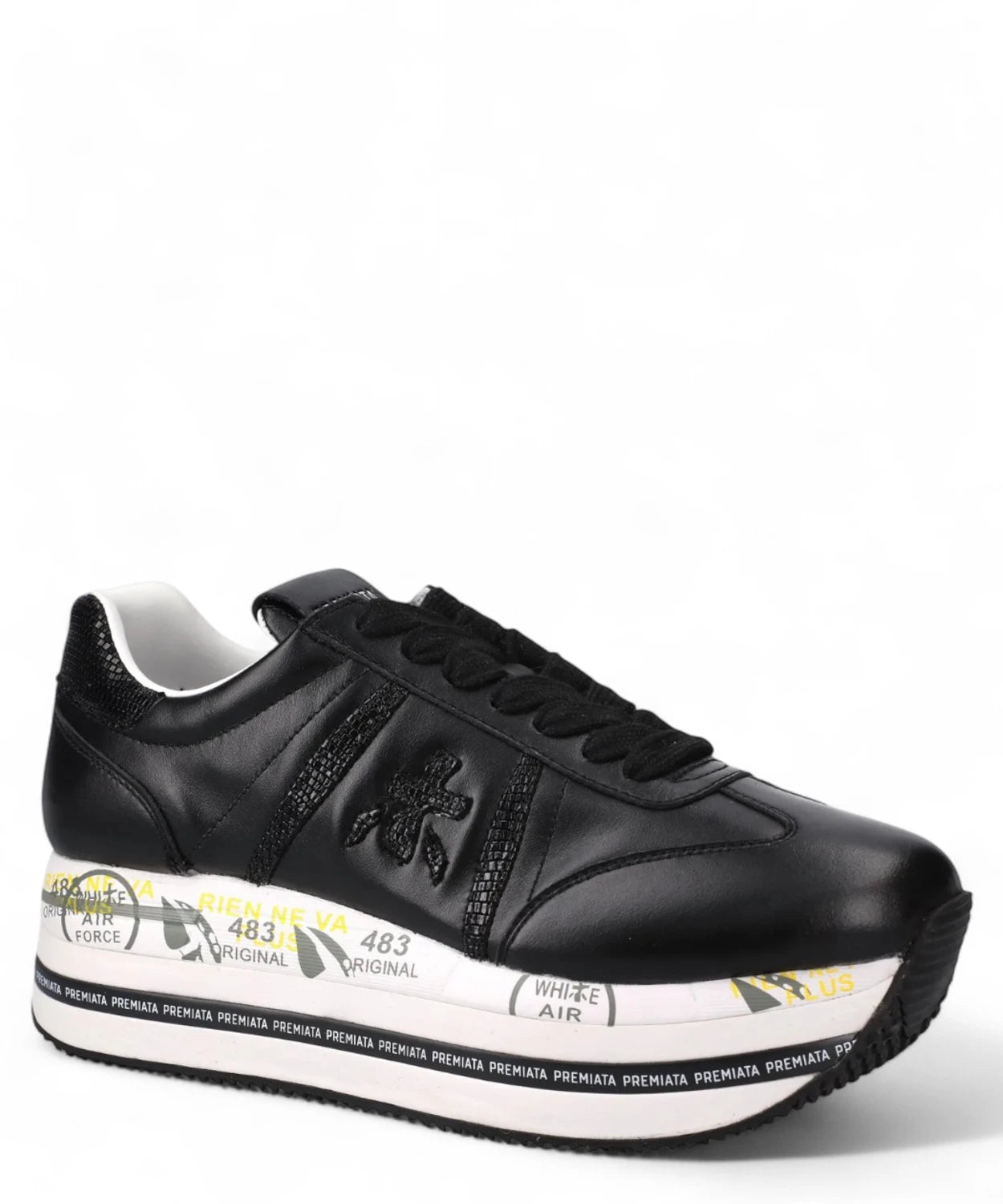 Sneakers nere Premiata Beth 7107 con logo laterale tono su tono e suola platform decorata, vista angolata frontale.