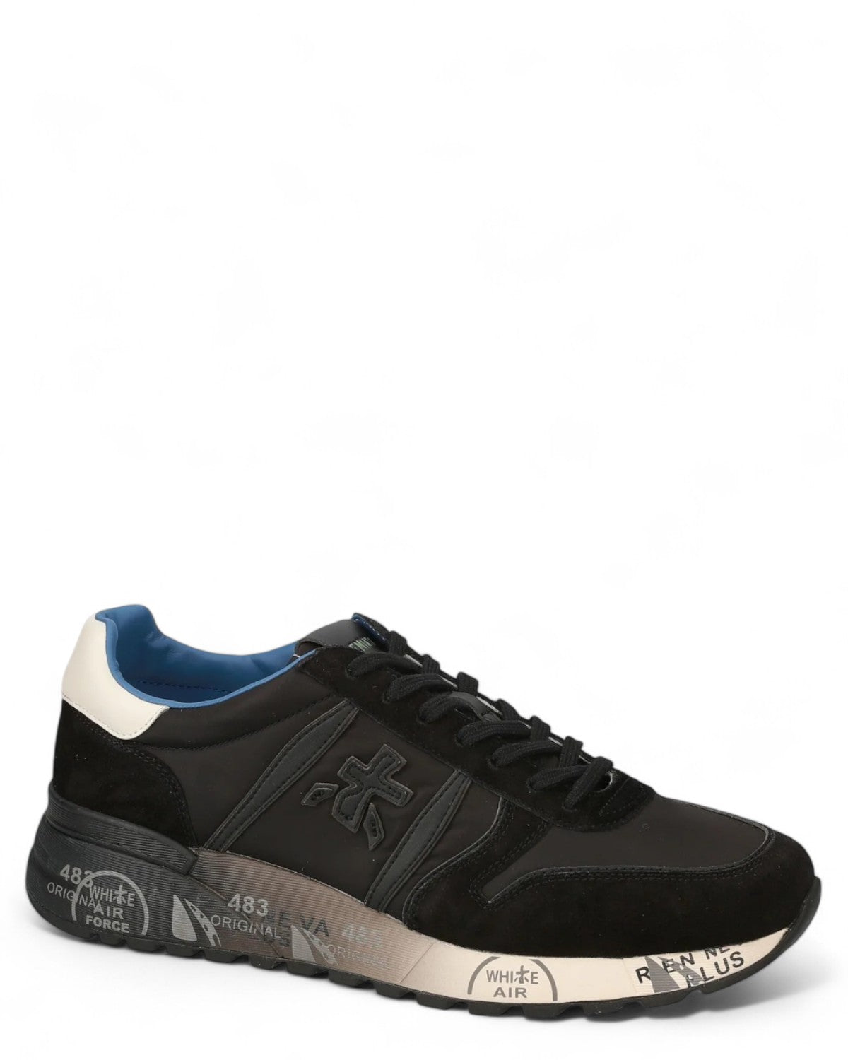 Sneakers Premiata Lander 7079 da uomo in nero, vista angolata che evidenzia il design urbano e la suola con grafiche distintive.