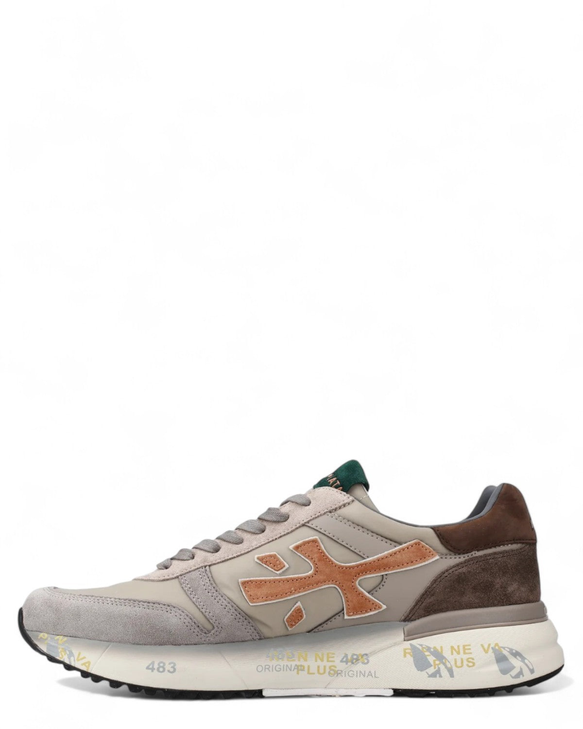 Sneakers Premiata Mick 7715 da uomo in tonalità taupe, profilo laterale con mix di materiali e suola personalizzata con scritte.