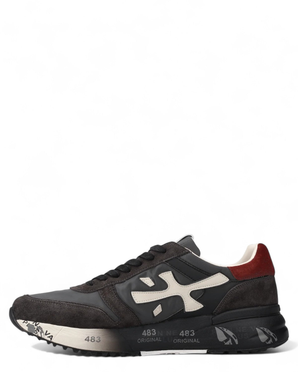 Profilo laterale delle sneakers Premiata Mick 7719, mix di materiali pregiati e logo a contrasto. Perfette per la stagione FW26.