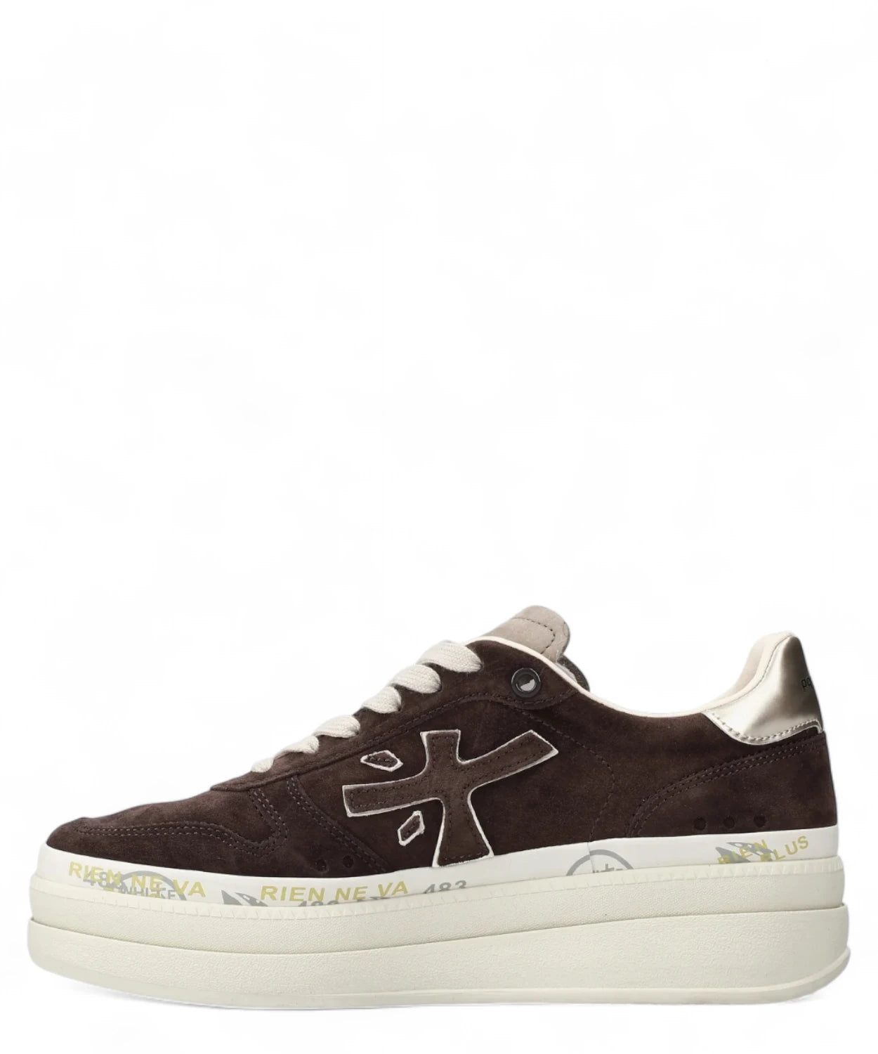 Profilo laterale delle sneakers Premiata Micol 7894 Platform in suede marrone con suola alta e scritte decorative, stile moderno.