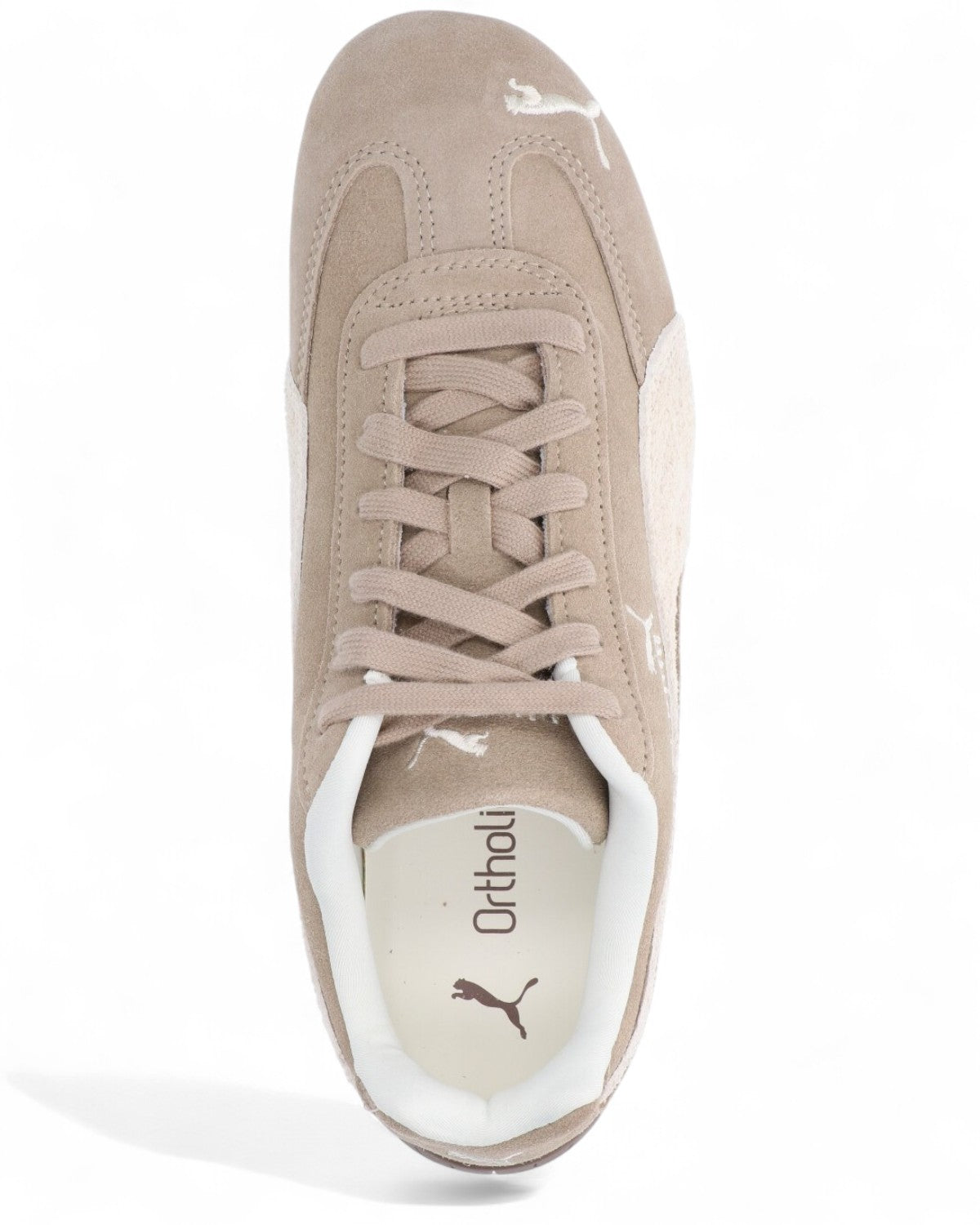 Vista dall’alto delle sneakers Puma Speedcat OG beige, lacci tono su tono e soletta interna Ortholite per comfort quotidiano.
