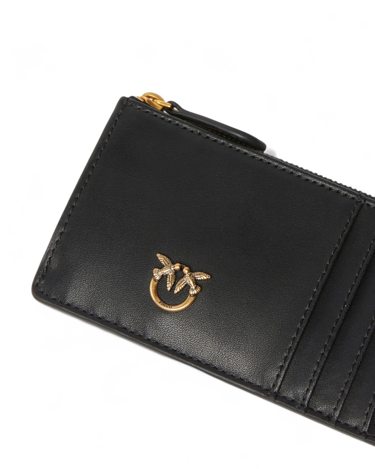 Dettaglio del logo Love Birds Diamond Cut su portacarte Pinko in pelle nera, ideale per accessori moda donna FW26.