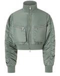 Bomber corto PINKO da donna in raso tecnico verde con zip frontale, tasche a soffietto e maniche arricciate, stile FW26 inverno.