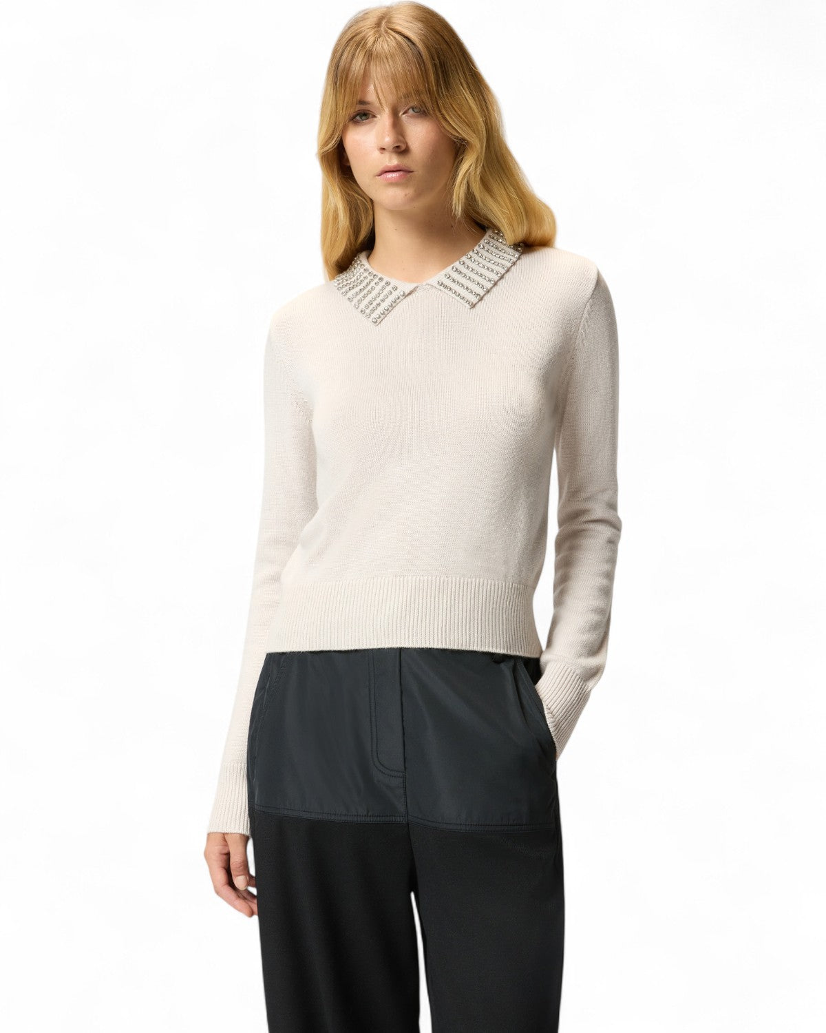 Dettaglio frontale della Maglia Polo Strass Pinko indossata, mostra il colletto decorato e la vestibilità slim per un look raffinato.