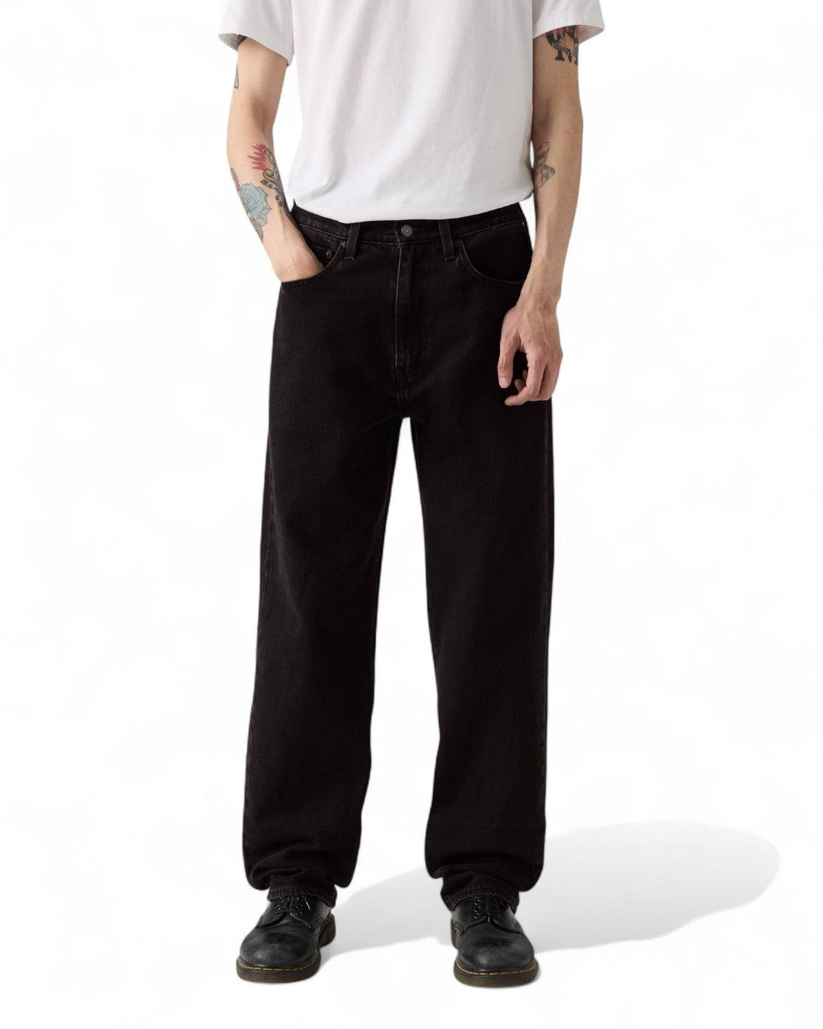 Jeans Loose Straight Levi's 568 neri indossati con t-shirt bianca, fit rilassato per un look vintage e urbano da uomo.