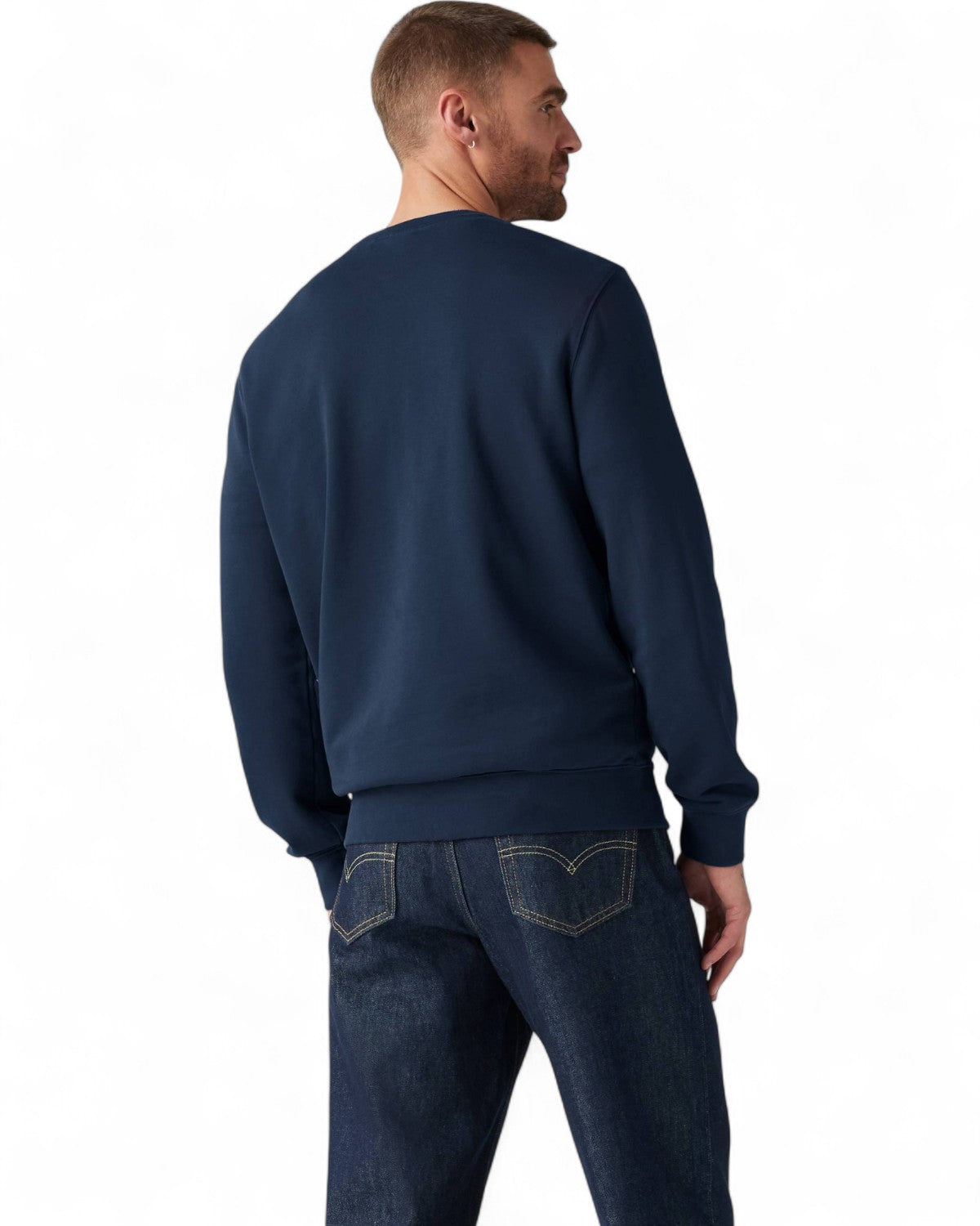 Vista posteriore della Felpa Girocollo Original Housemark Levi's indossata da uomo. Taglio classico e comfort per ogni occasione.