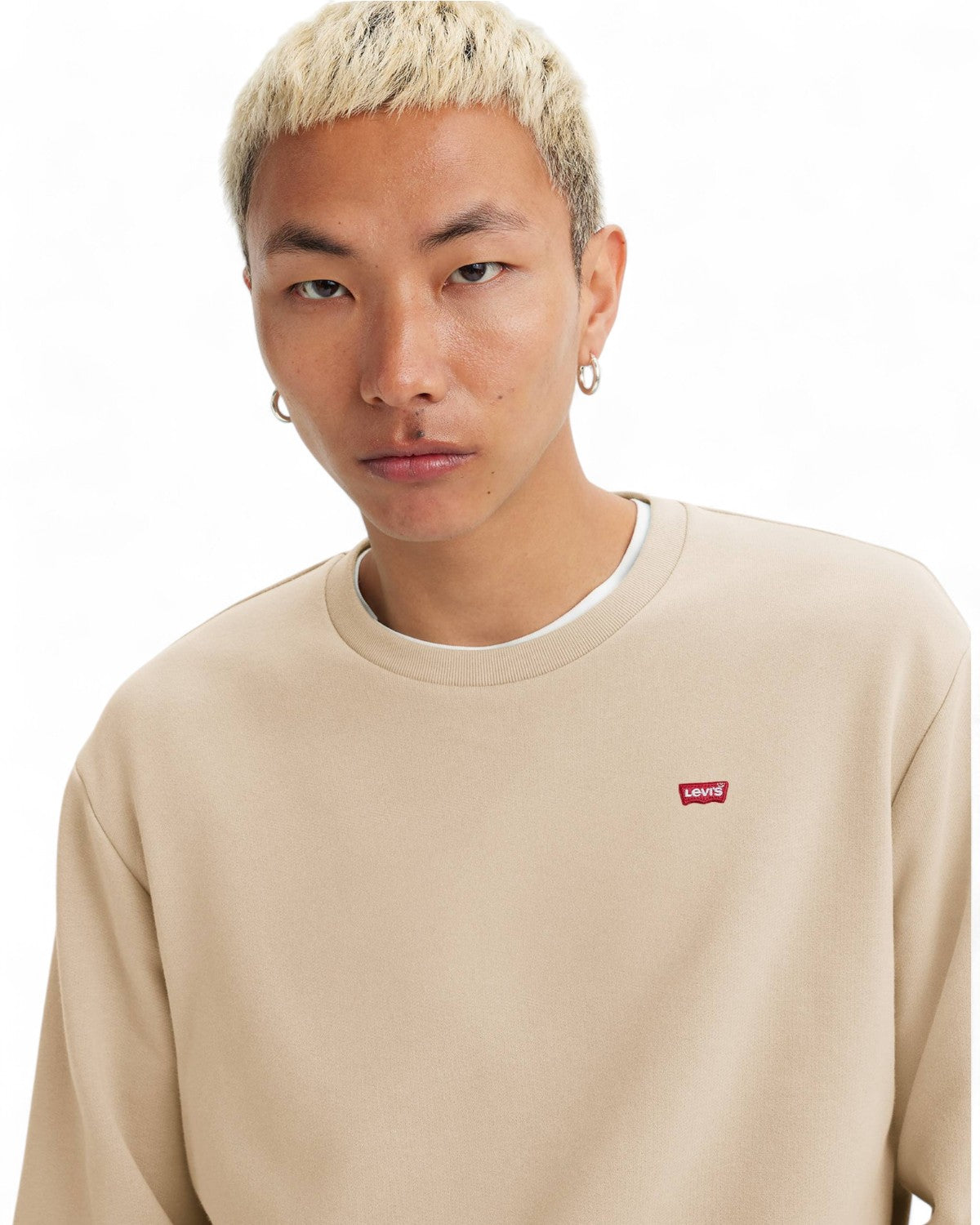 Primo piano della Felpa Girocollo Cotone Levi's beige, mostra il logo rosso e il taglio classico per uno stile essenziale e moderno.