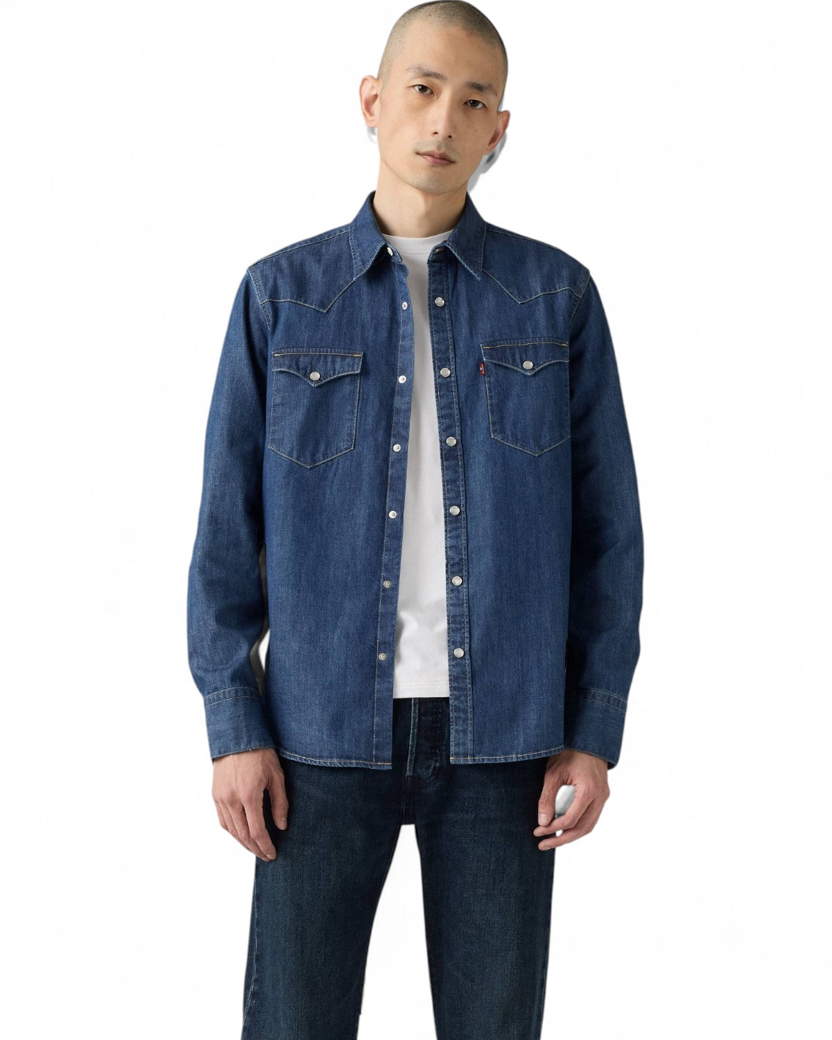 Modello indossa Camicia Denim Western Barstow Levi's Originale, perfetta per outfit maschili casual con jeans coordinati.