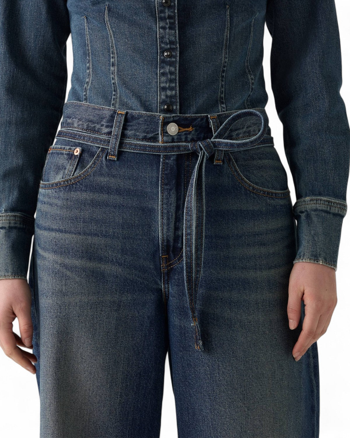 Dettaglio vita dei jeans XL Levi's oversize straight con cintura in denim, taglio ampio e finitura slavata per look urbano.