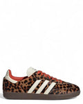 Sneakers Adidas Samba OG Animalier in pelle di pony con stampa leopardata e strisce bianche, design iconico per look audaci e versatili.