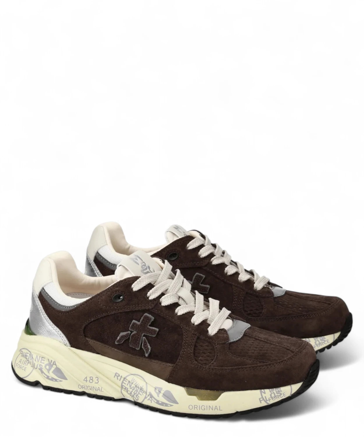 Coppia di sneakers Premiata Mased 7895 in suede marrone con lacci chiari e suola decorata, perfette per stile casual e urbano.