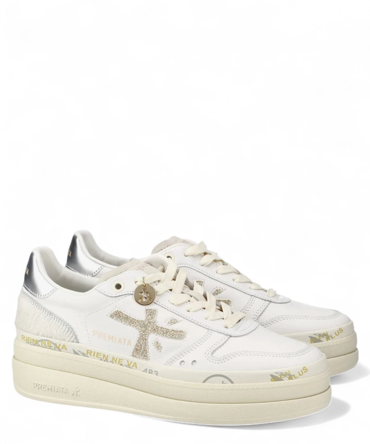 Sneakers platform Premiata Micol 7750 bianche con logo glitterato e suola spessa, ideali per outfit streetwear femminili FW26.