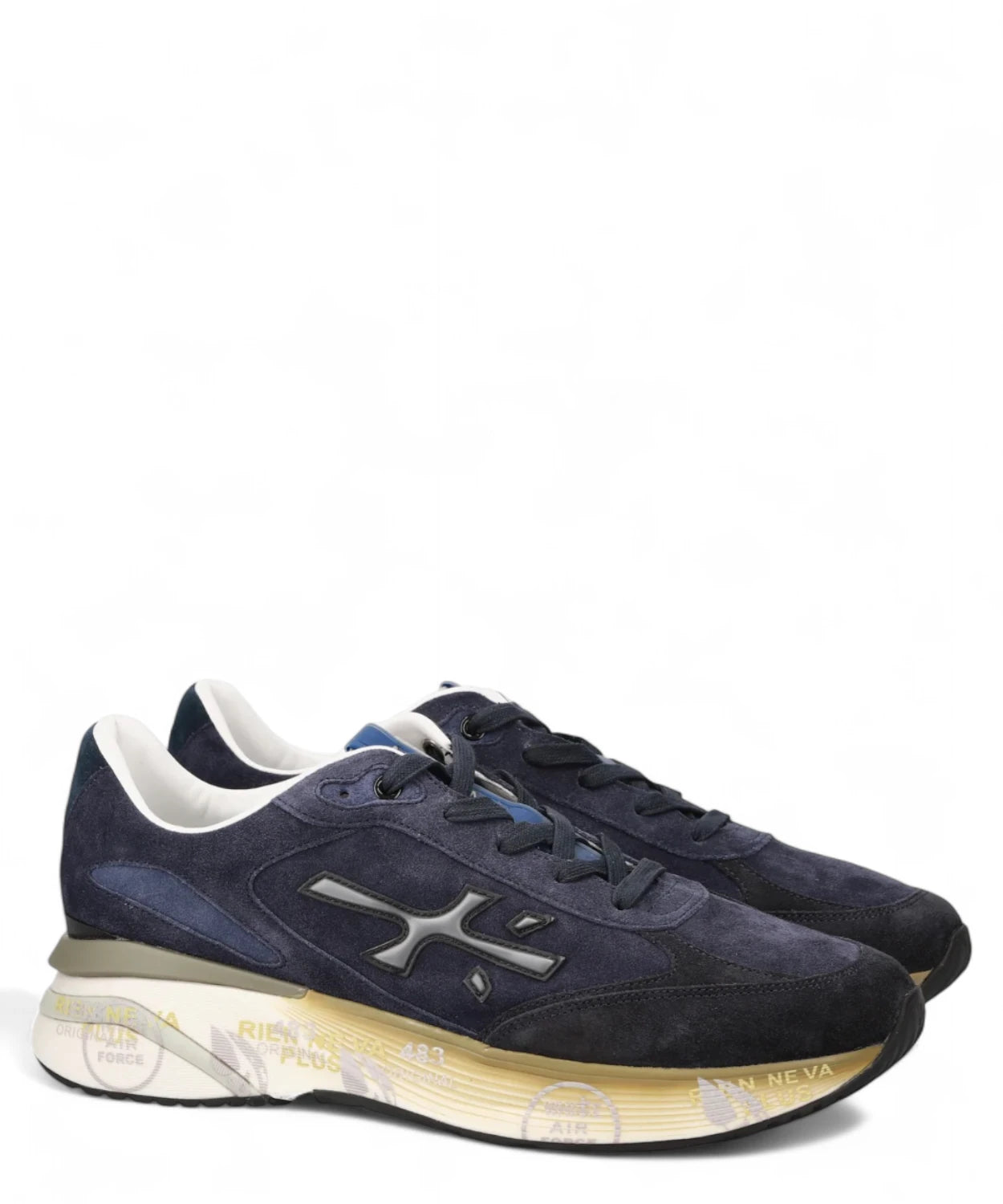 Sneakers Premiata Moerun 7776 FW26, doppia vista angolata per mostrare tomaia in pelle blu e suola con dettagli grafici.