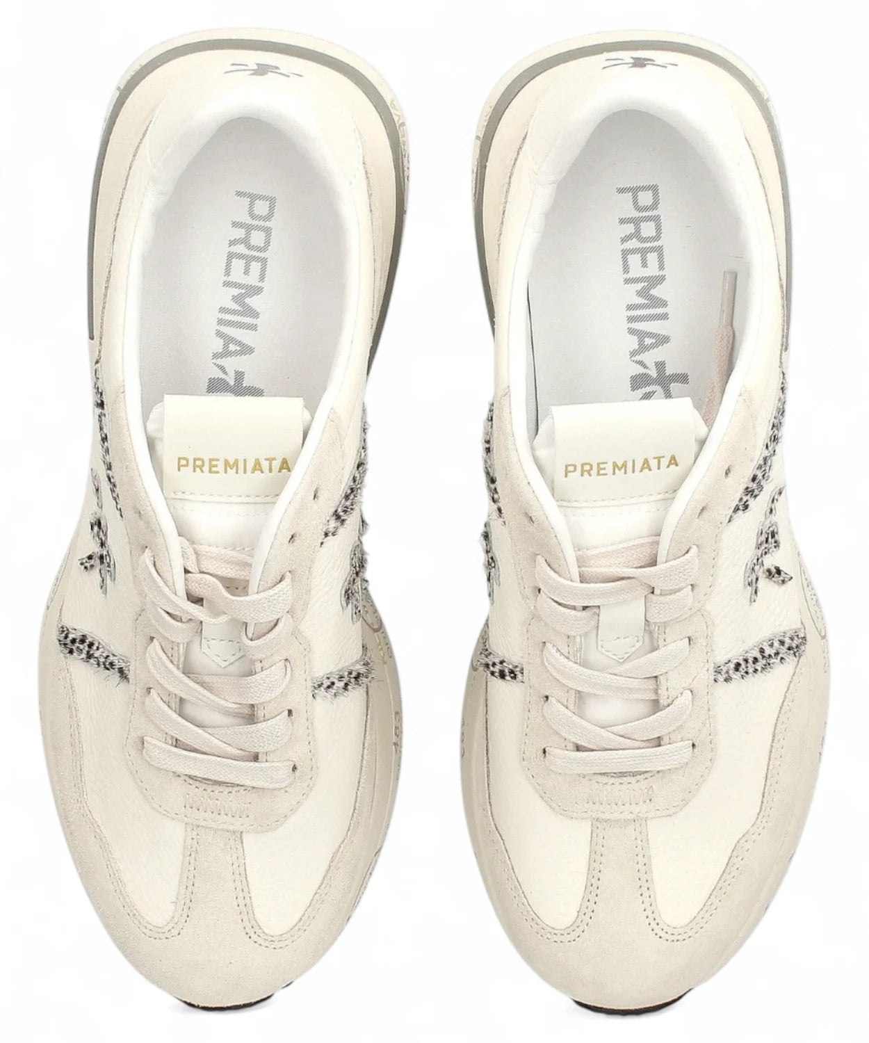 Vista dall’alto delle sneakers Premiata Cassie 7682 beige, con linguetta logata e soletta interna brandizzata. Comfort e stile per ogni occasione.