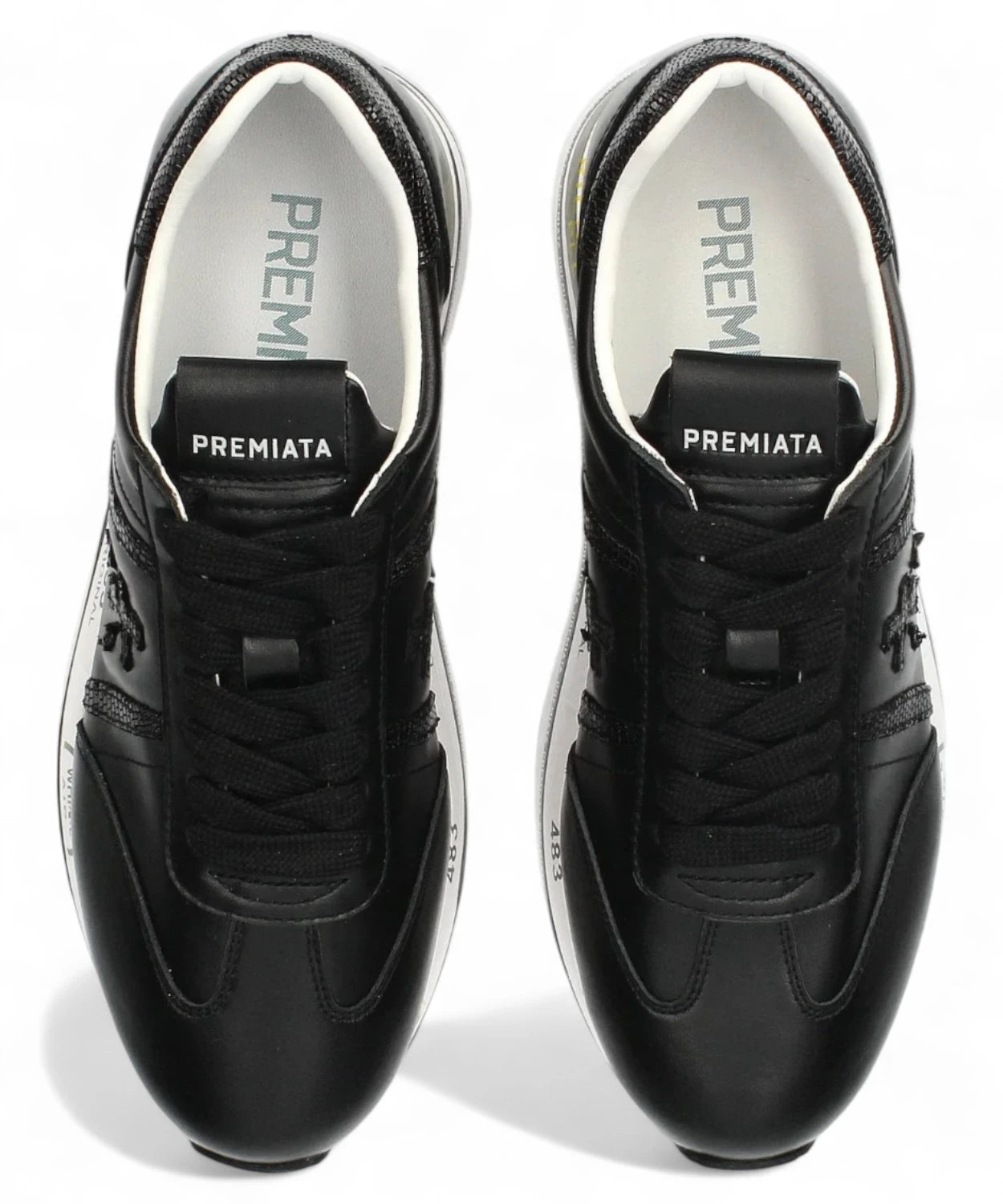 Vista dall’alto delle sneakers nere Premiata Beth 7107 con linguetta brandizzata e lacci neri, design elegante e moderno.