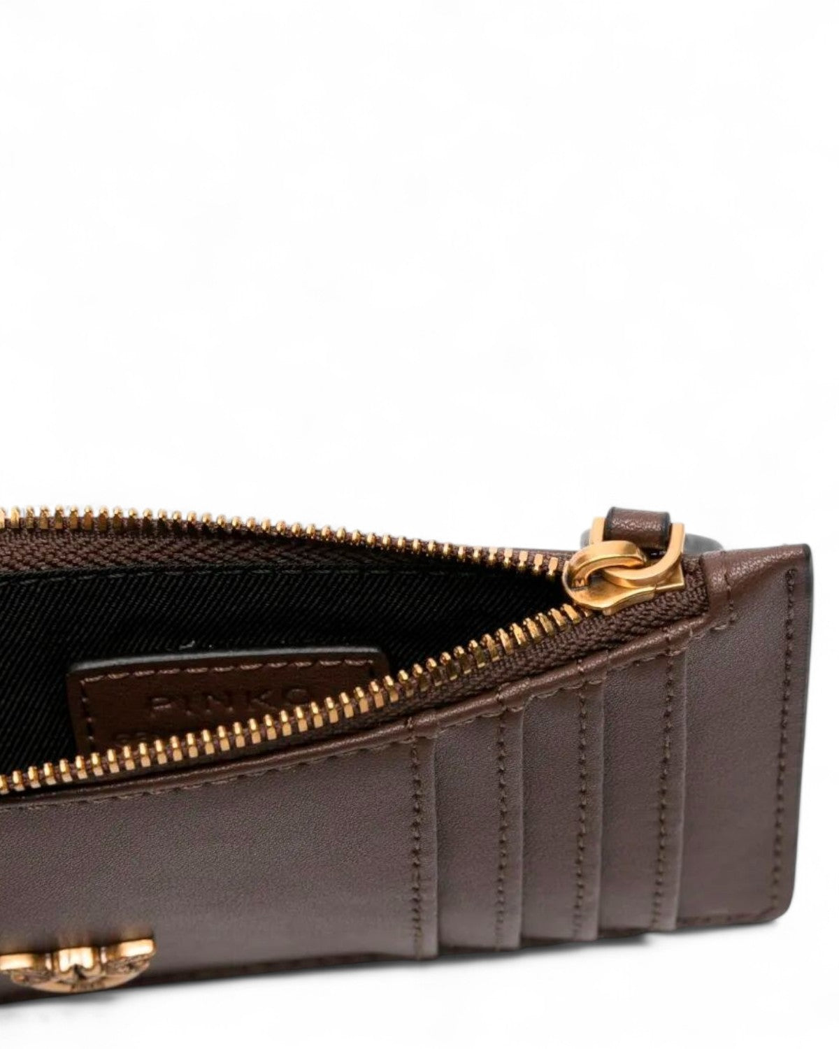 Dettaglio interno del Portacarte Pelle Zip Pinko con Logo, mostra zip dorata e fodera interna, perfetto per piccoli oggetti.