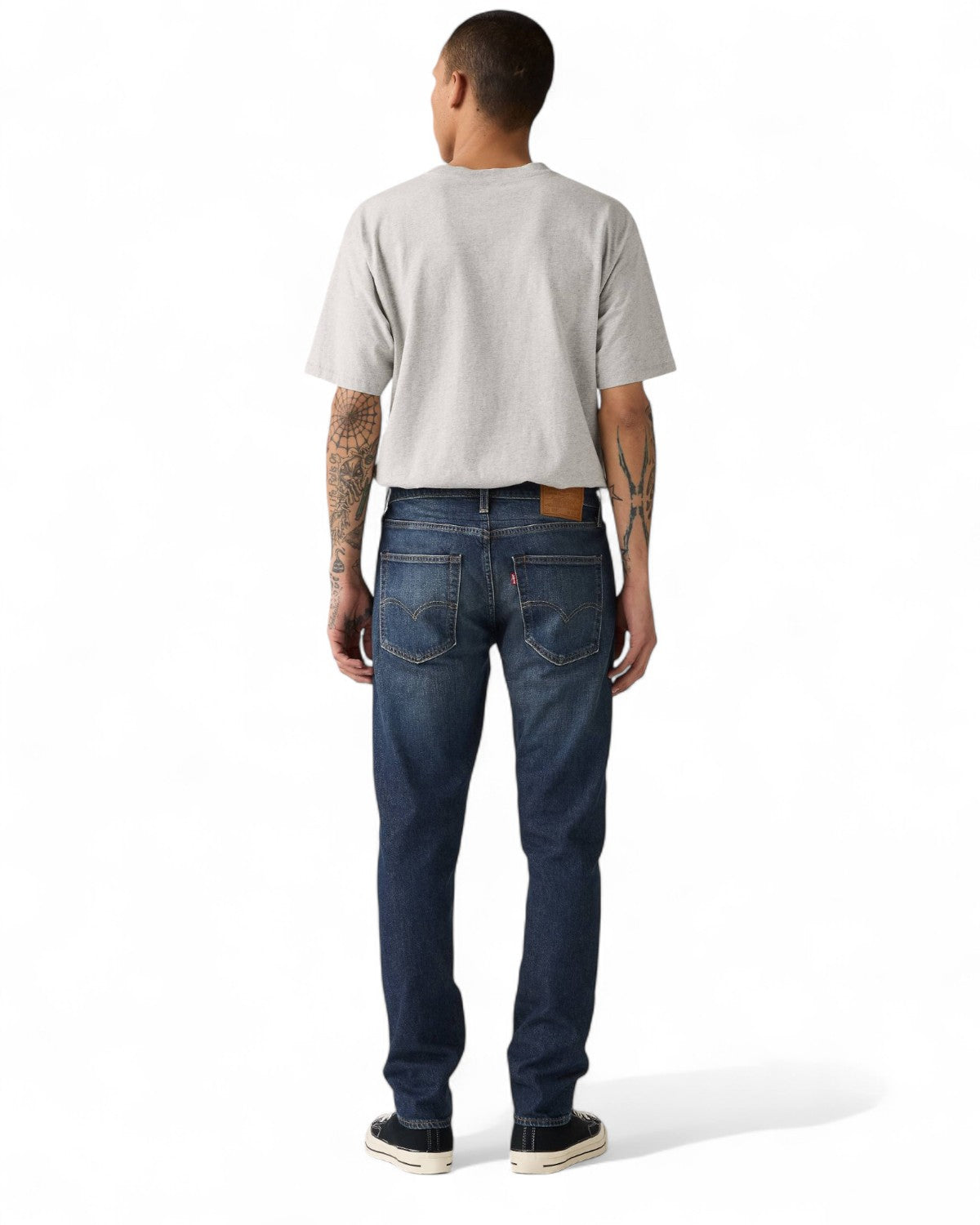 Retro dei Jeans Levi's 512 Slim Taper con tasche classiche e cuciture a contrasto, ideale per outfit maschili invernali.