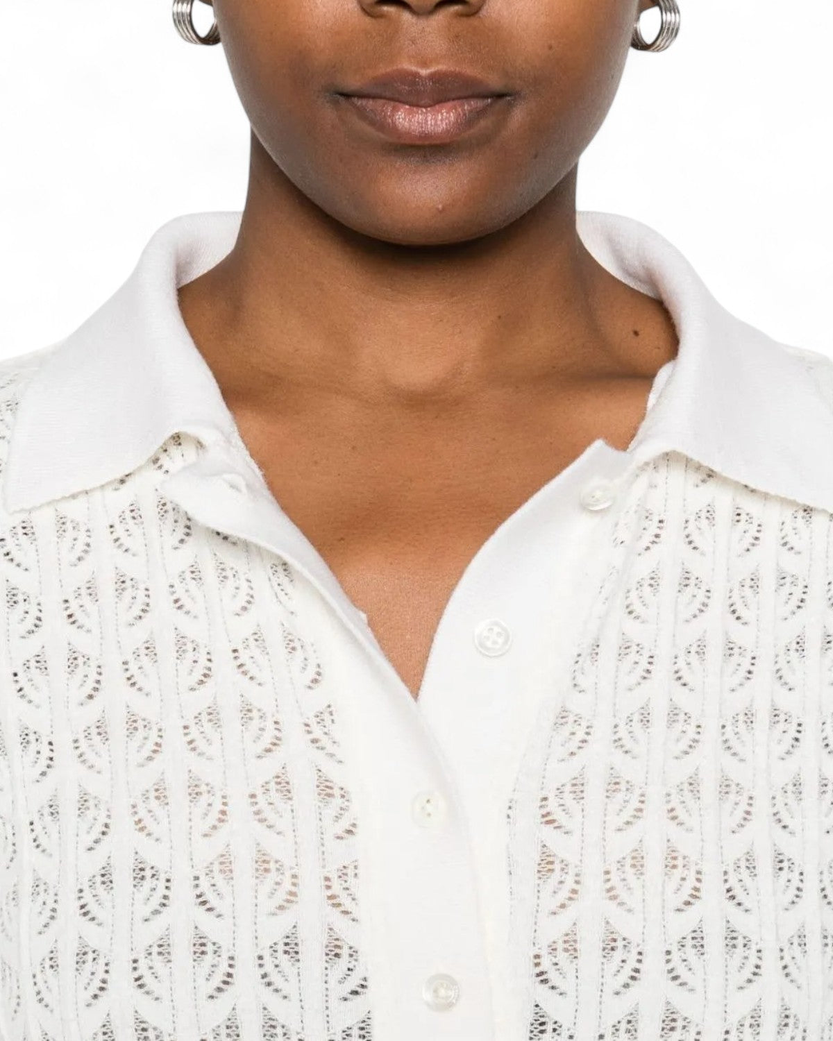 Dettaglio del colletto e della lavorazione traforata del Body Polo Yoana di PINKO, perfetto per outfit femminili e sofisticati.