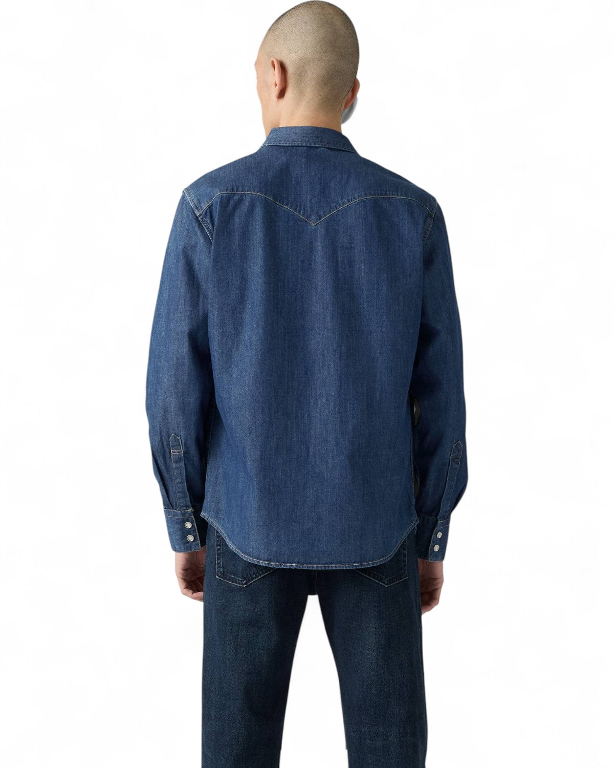 Vista posteriore della Camicia Denim Western Barstow Levi's Originale indossata, evidenzia il taglio classico e il design western.