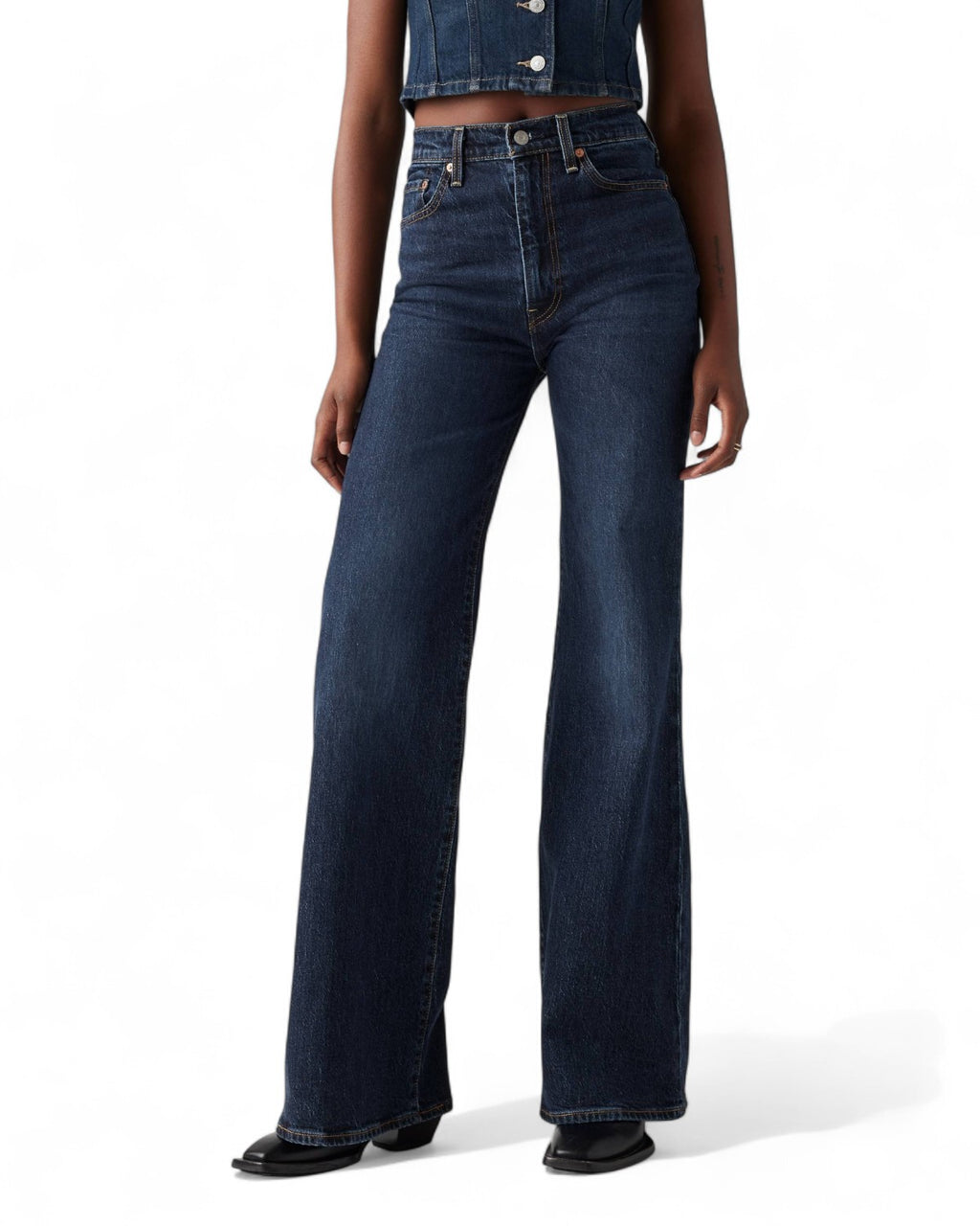 Jeans Levi’s Ribcage Bell a Vita Alta indossati, taglio svasato e vita alta che valorizza la silhouette, ideali per outfit casual eleganti.