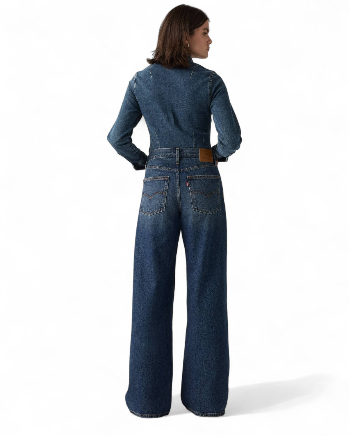 Vista posteriore dei jeans XL Levi's oversize straight con tasche posteriori e patch logo, stile ampio e comodo per donna.