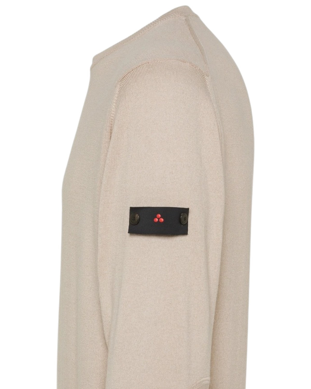 Dettaglio manica del Maglione EXMOOR 07 in lana e cotone, con logo Peuterey su patch nera, stile casual raffinato per la stagione FW26.