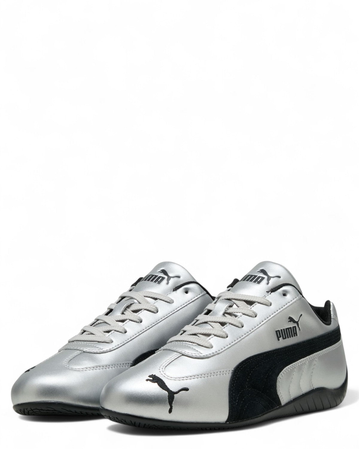 Coppia di sneakers Puma Speedcat Metallic unisex, colore Puma Silver e Black, stile racing iconico e design affusolato per l'inverno.