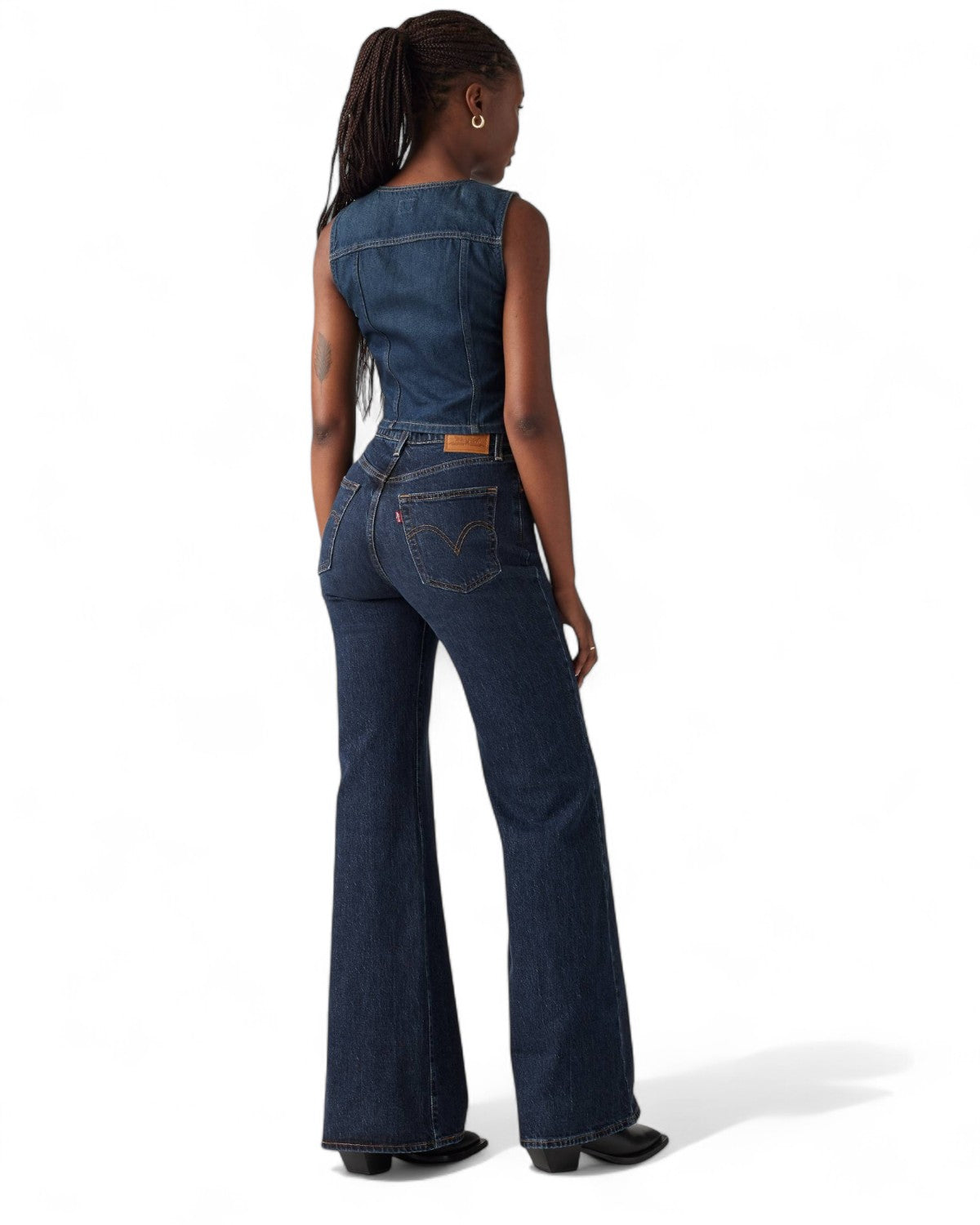 Retro dei jeans Levi’s Ribcage Bell a Vita Alta, con cuciture a contrasto e patch logo, perfetti per outfit casual da donna in stile vintage.