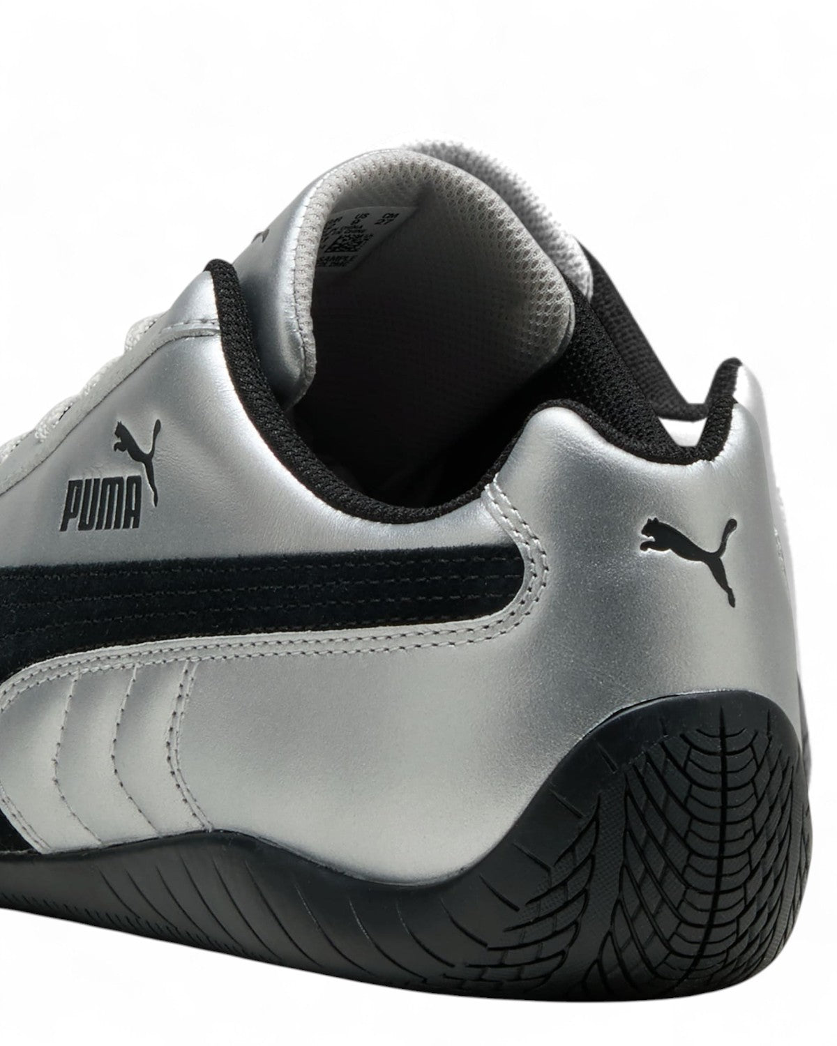 Dettaglio posteriore delle Puma Speedcat Metallic, con tomaia argento, logo Puma nero e suola antiscivolo per look streetwear.
