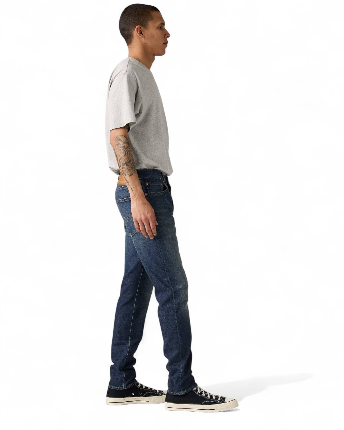 Profilo laterale dei Jeans Levi's 512 Slim Taper, evidenzia la vestibilità slim e la gamba affusolata, perfetti per un look urbano.