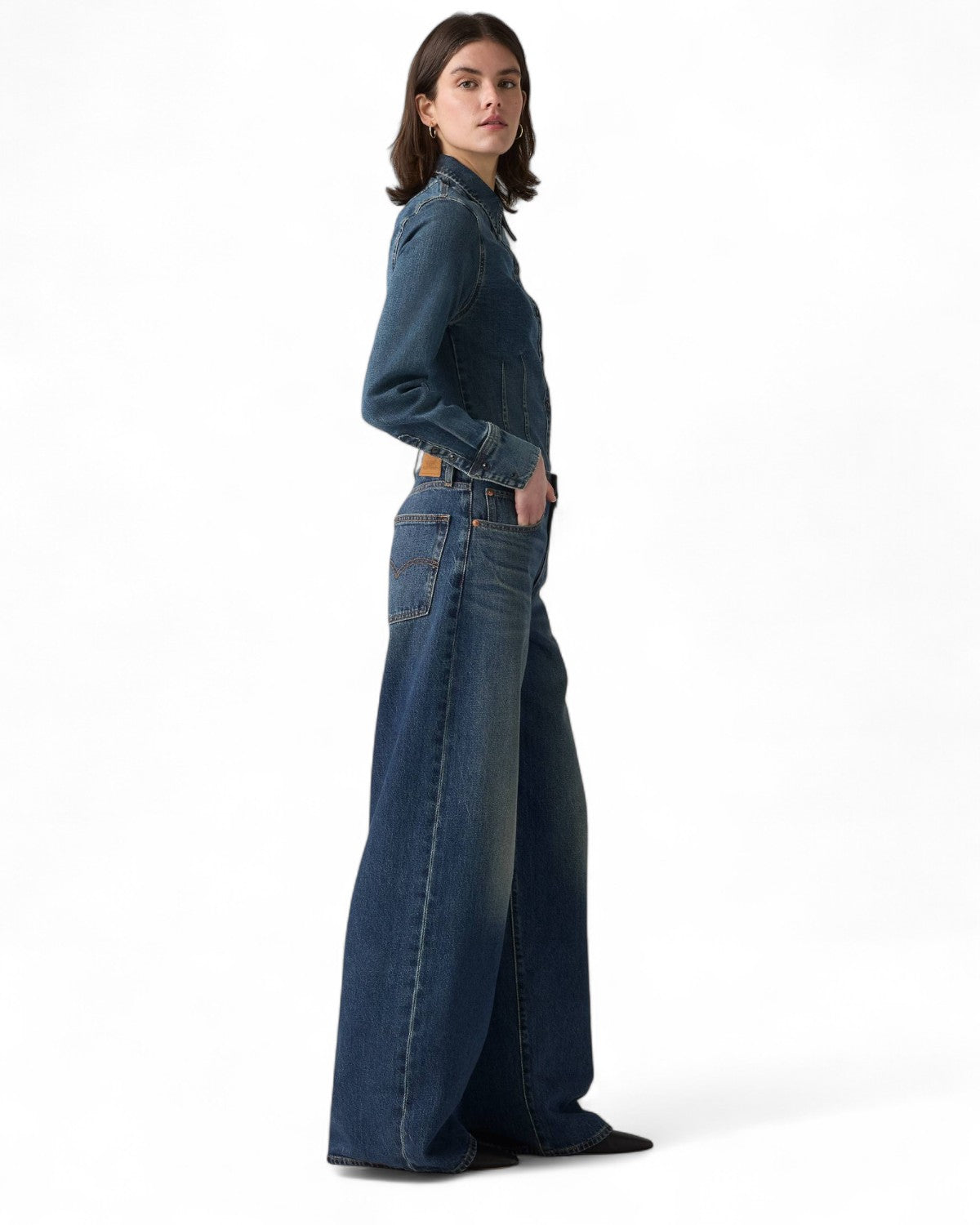 Profilo laterale dei jeans XL Levi's oversize straight con taglio ampio e vita alta, perfetti per look casual e comodi.