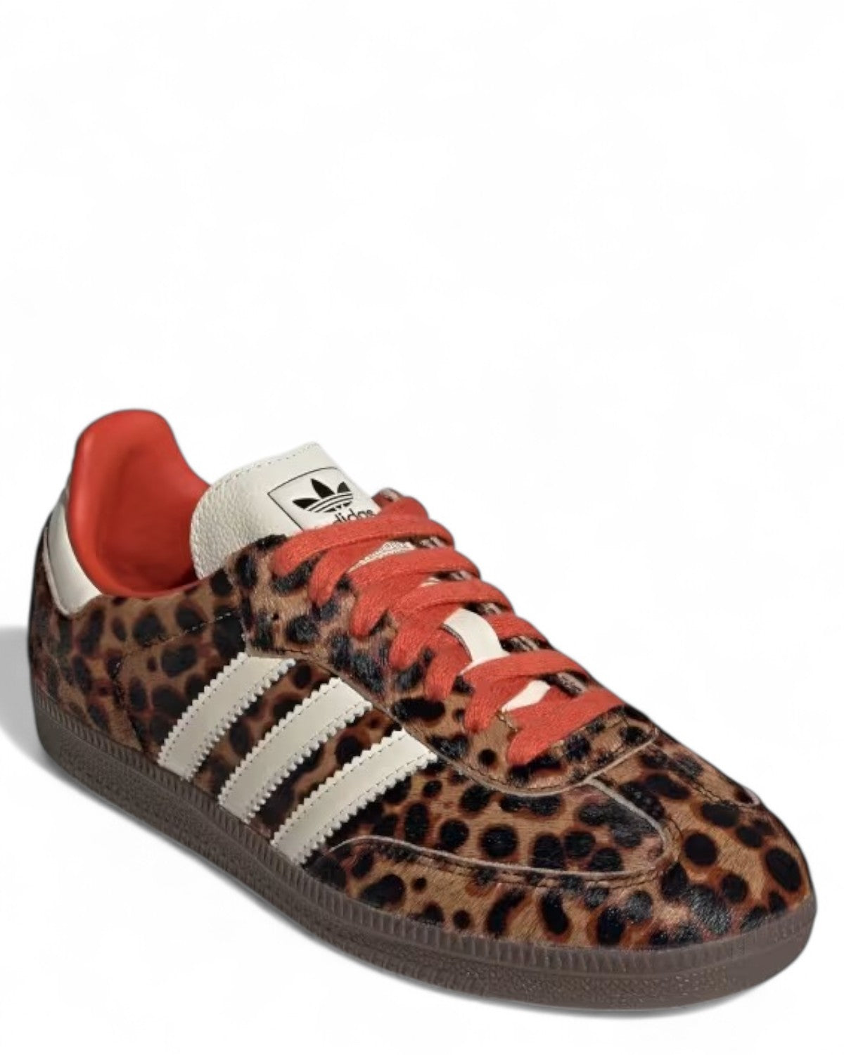 Adidas Samba OG Animalier con tomaia leopardata e dettagli in pelle bianca, perfette per outfit invernali di tendenza e stile urbano.