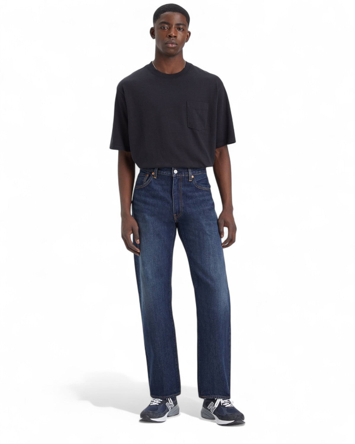 Modello maschile indossa jeans Levi's 555 Relaxed Straight, vestibilità rilassata e stile vintage ideale per la stagione invernale FW26.