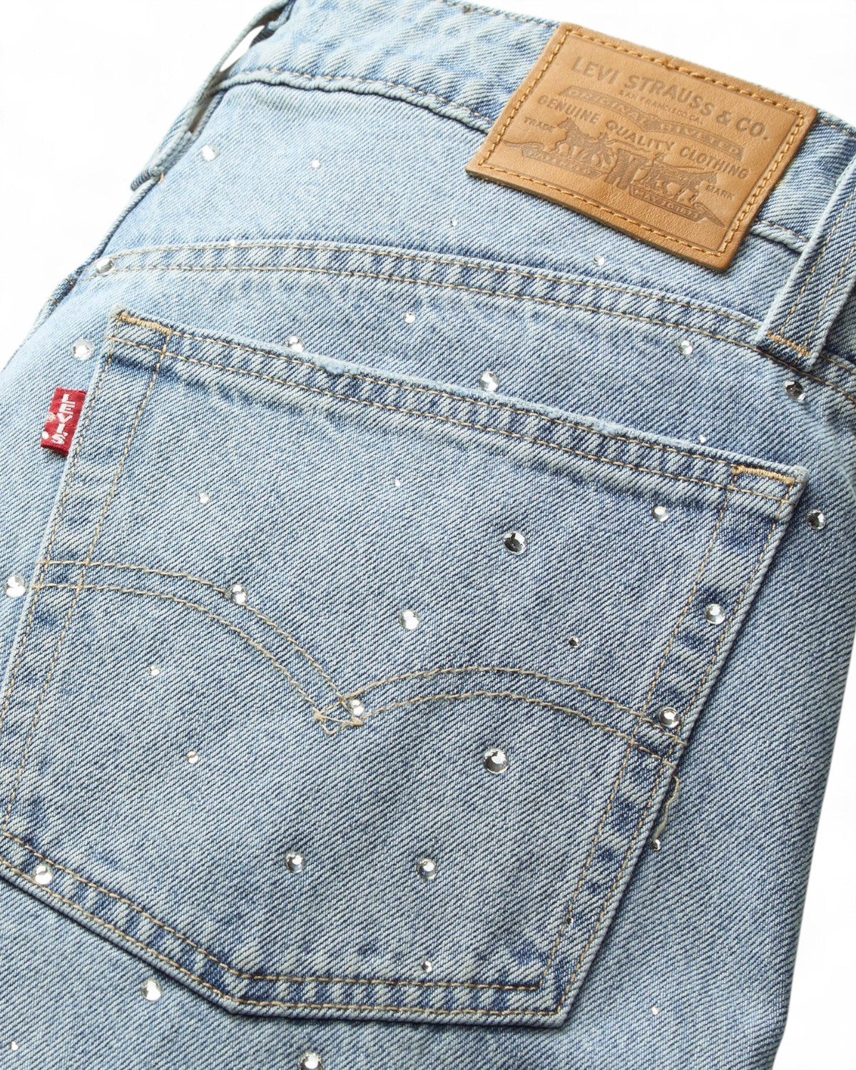 Dettaglio tasca posteriore dei Jeans Baggy Barrel Levi's a Vita Media con etichetta in pelle e strass, stile moderno e raffinato.