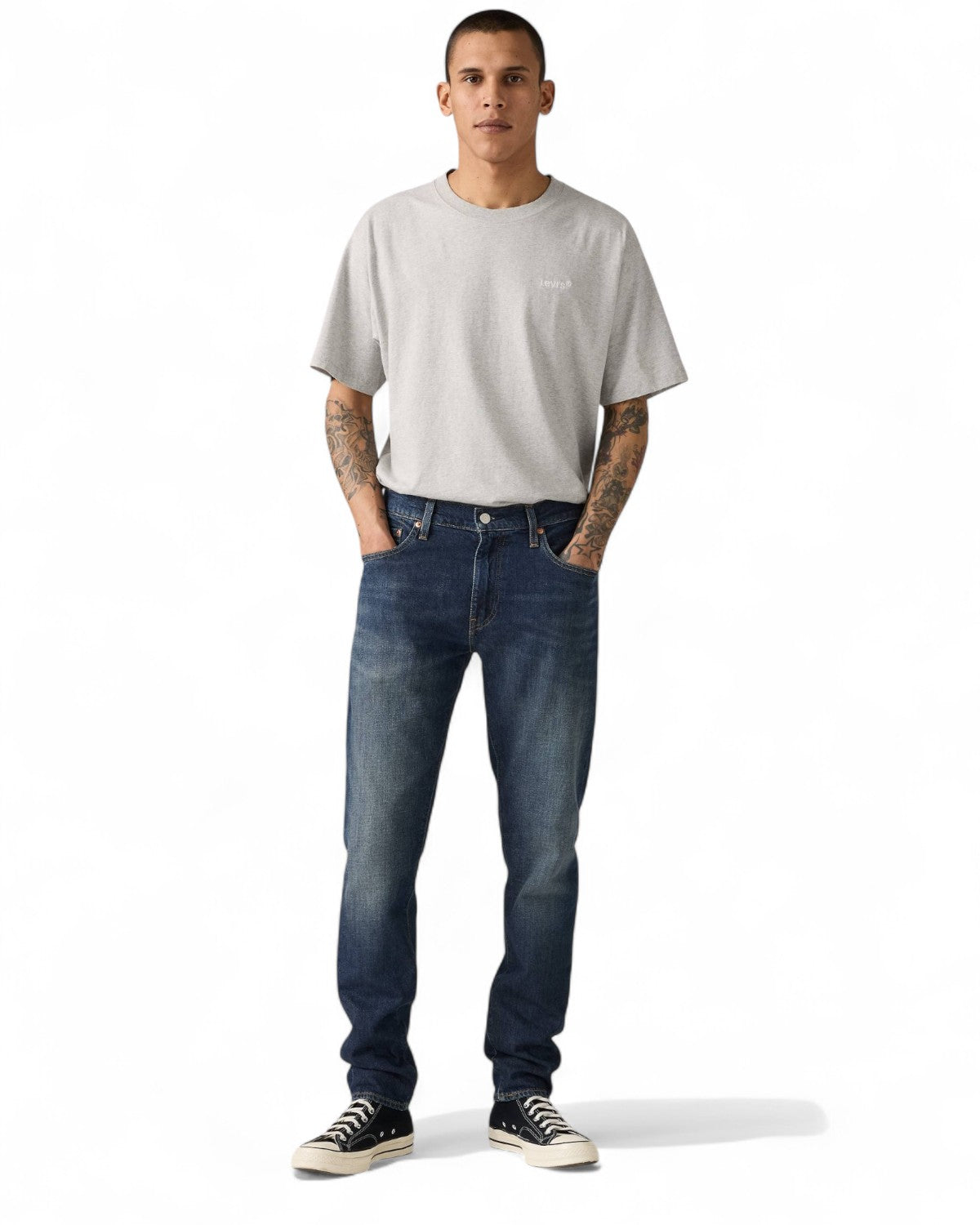 Modello indossa Jeans Levi's 512 Slim Taper con t-shirt grigia, stile casual e moderno, ideale per abbigliamento uomo FW26.