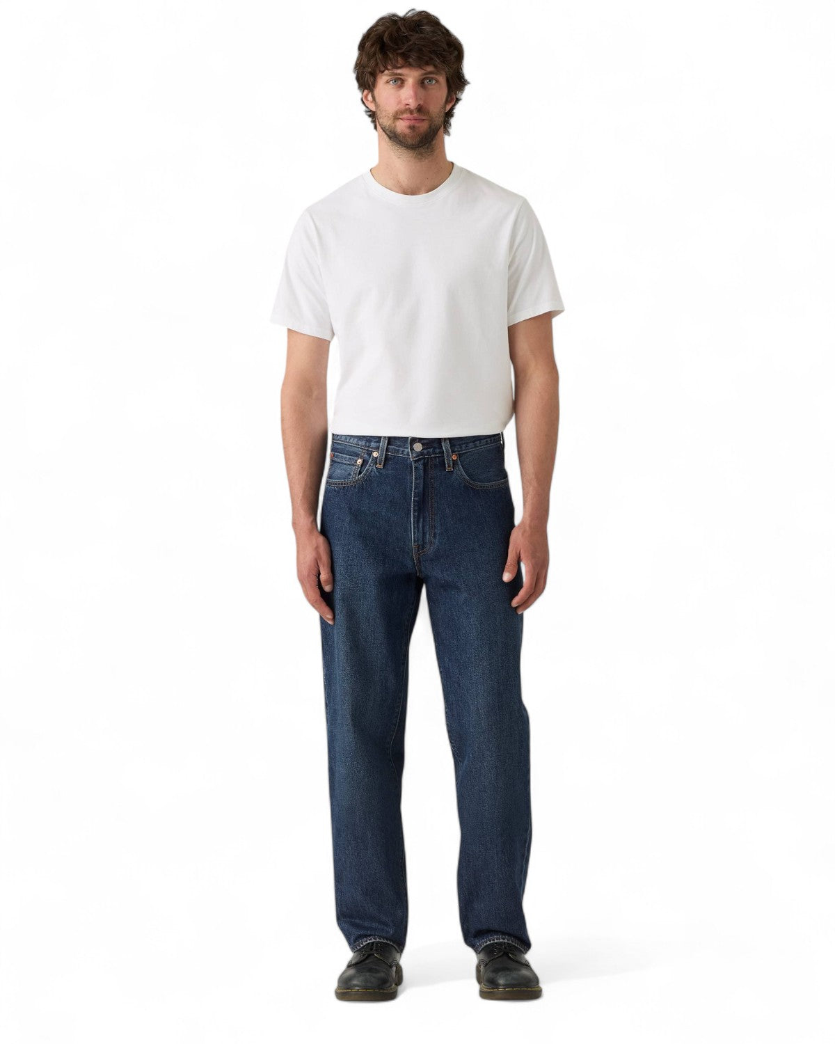 Modello indossa Jeans Levi's 568™ Loose Straight uomo, fit rilassato e gamba dritta, ideale per un look casual e urbano invernale.