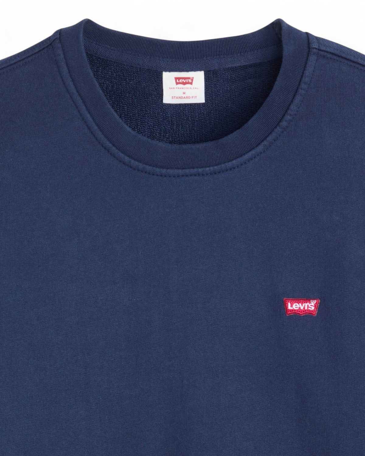 Dettaglio del logo Levi's rosso sulla Felpa Girocollo Original Housemark in cotone blu. Tessuto a coste per massimo comfort.