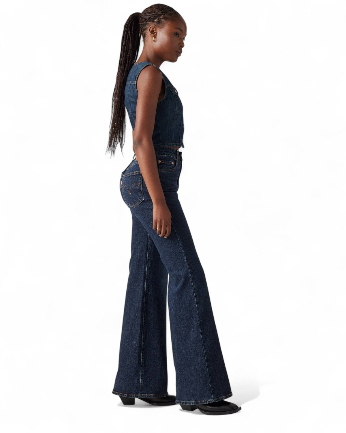 Profilo laterale dei jeans Ribcage Bell a Vita Alta Levi’s, taglio a campana e vestibilità aderente sui fianchi, ideale per look femminili invernali.