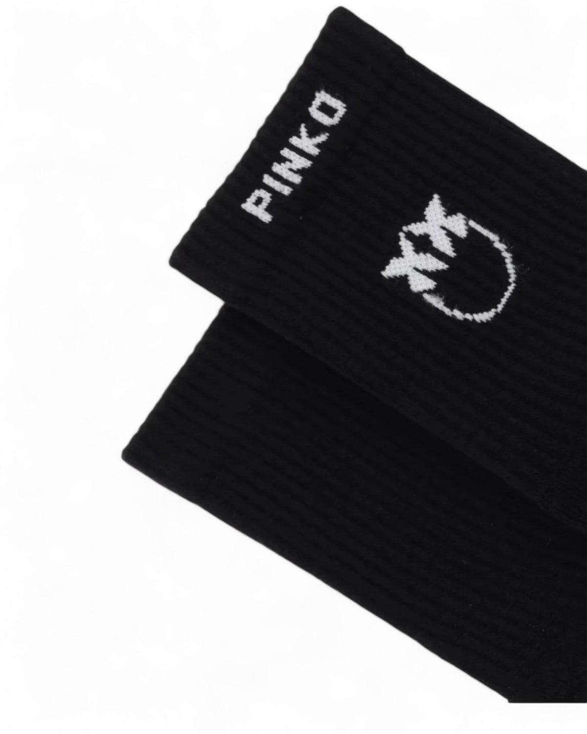 Dettaglio del logo distintivo PINKO ricamato su calzini elasticizzati neri, perfetti per completare outfit moda donna FW26.