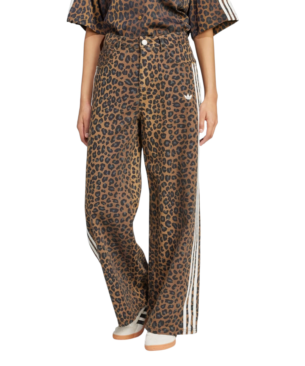 Adidas Originals Pantalon en denim coupe ample imprimé léopard
