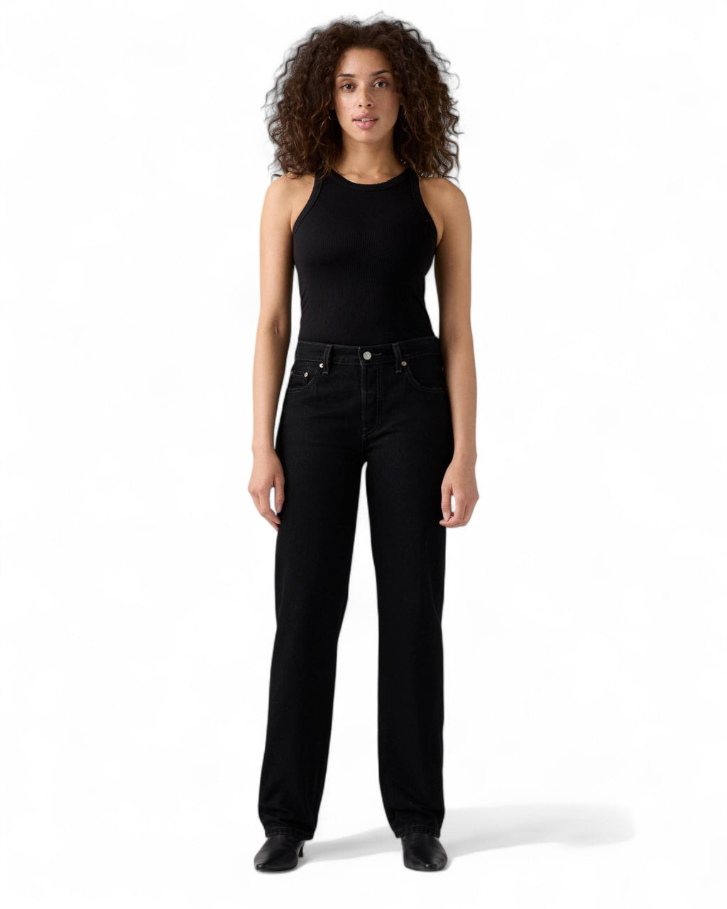 Jeans Levi's 501 anni '90 neri indossati da donna, taglio dritto e vita alta, look vintage ideale per la stagione FW26.
