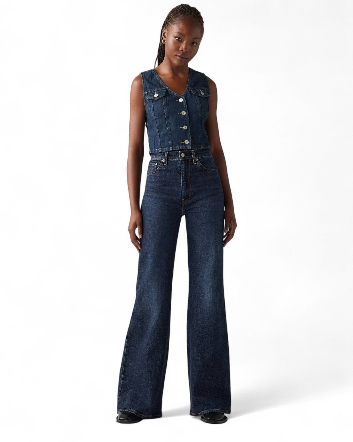 Look completo con jeans Ribcage Bell Levi’s a vita alta, stile retrò moderno per donna, perfetto per la stagione FW26 in cotone biologico.