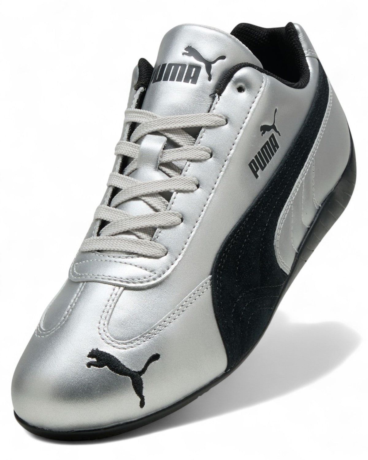 Vista frontale inclinata delle sneakers Puma Speedcat Metallic in Puma Silver e Black, con lacci argento e logo racing sul puntale.