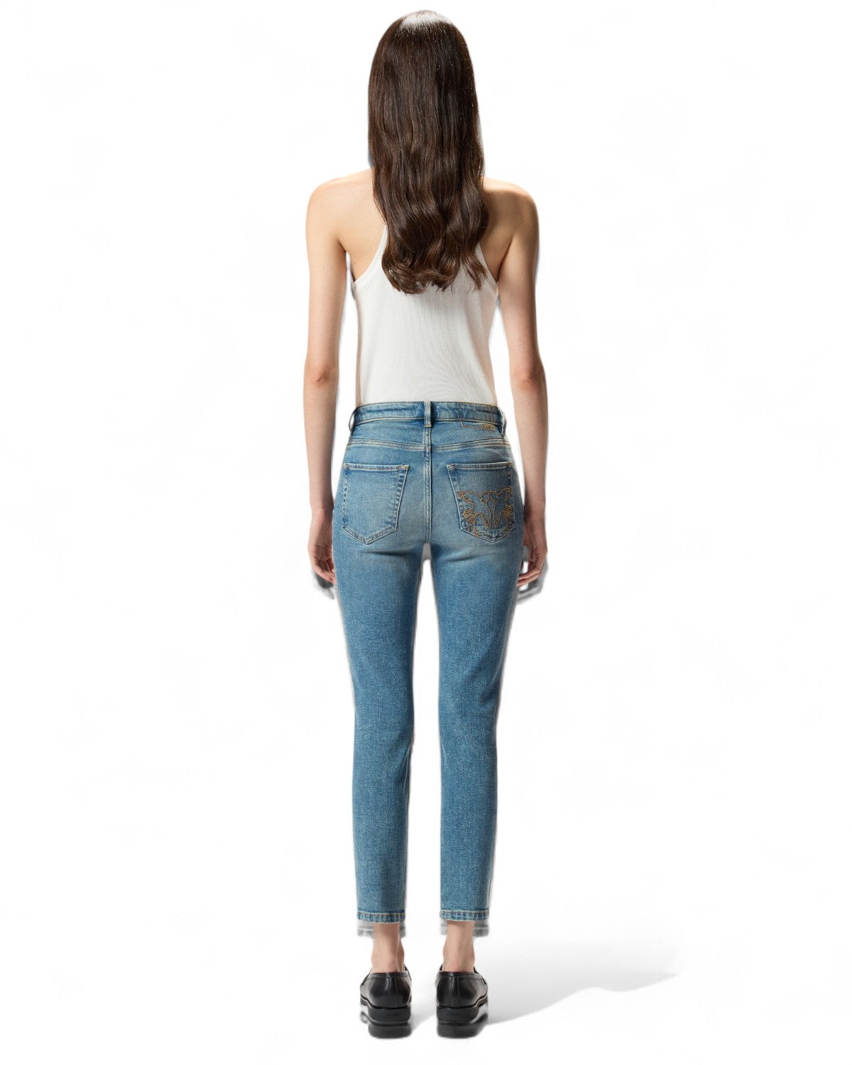 Vista posteriore dei jeans skinny donna vintage PINKO indossati, con ricamo logo su tasca e taglio aderente per uno stile moderno.