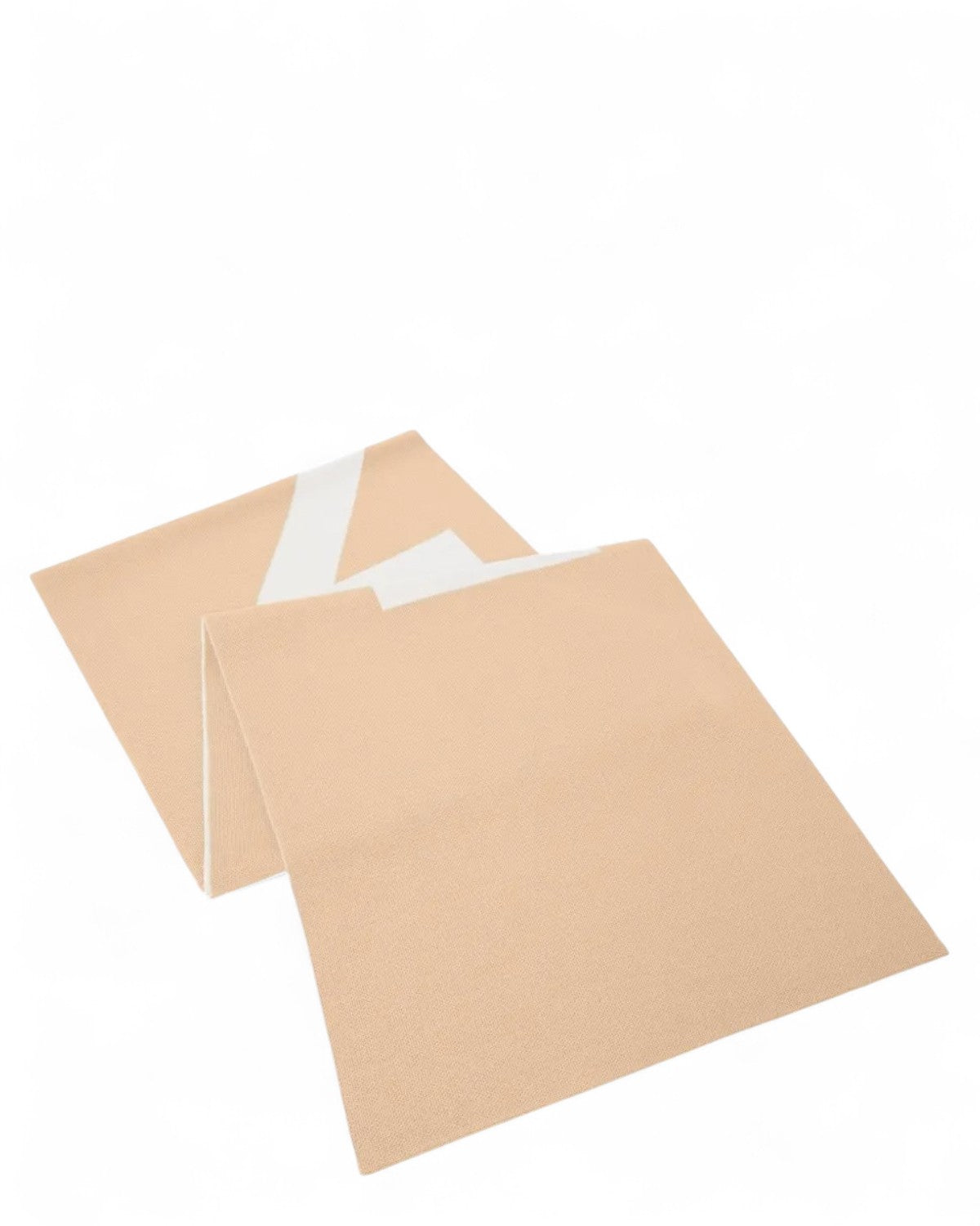 Vista completa della sciarpa lana Pinko con logo, design beige con dettagli bianchi. Sciarpa donna perfetta per la stagione fredda.