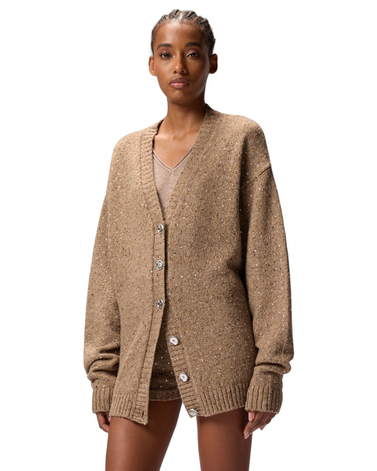 Modella indossa Cardigan Bouclé con Strass PINKO oversize, elegante e morbido, perfetto per un outfit chic da inverno donna.