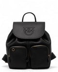 Zaino Pelle Pinko: Praticità e Stile con doppia tasca frontale, chiusura magnetica e logo ricamato su patta in pelle bottalata nera.