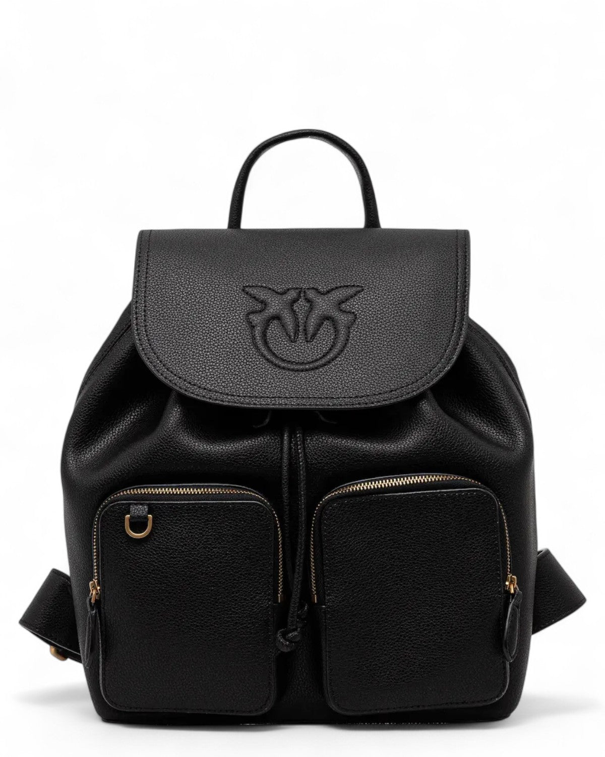 Zaino Pelle Pinko: Praticità e Stile con doppia tasca frontale, chiusura magnetica e logo ricamato su patta in pelle bottalata nera.